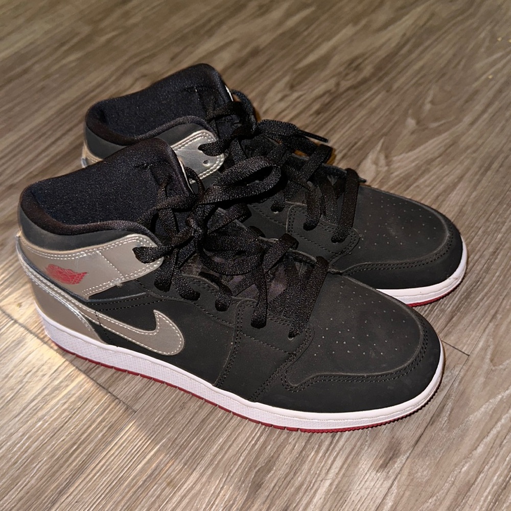 Jordan 1 Mid Black Red Silver (GS) “Johny Kilroy”